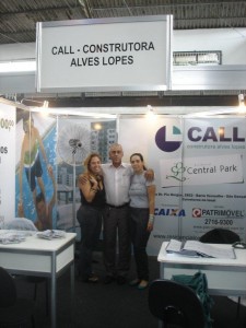 1ª Feira de Imóveis do Servidor - SG da esquerda para a direita, os corretores a Patrimóvel Janaína Rangel e Francisco Luiz Santos e a funcionária da CALL Beatriz Medeiros;