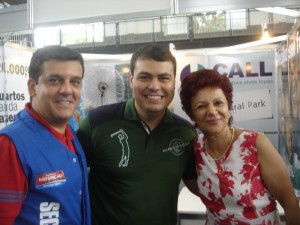 1ª Feira de Imóveis do Servidor da esquerda para a direita, o Secretário Jorge Magdaleno, o Diretor da CALL Rodrigo Soares Alves e a Prefeita de São Gonçalo Aparecida Panisset.